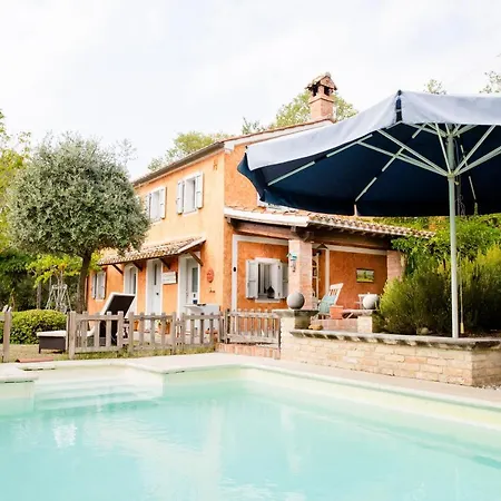 Set In Olive Grove With Stunning Views Hébergement de vacances Mondavio