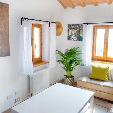 Set In Olive Grove With Stunning Views Hébergement de vacances Mondavio